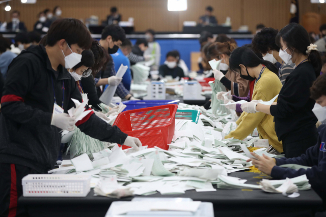 15일 오후 대구시 수성구 만촌 인라인 롤러스케이트장에 마련된 4.15 총선 개표소에서 개표작업이 진행되고 있다. 연합뉴스