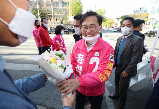 13일 오후 대구시 달서구 성서용산시장에서 오는 4.15 총선 달서구갑에 출마한 미래통합당 홍석준 후보가 지지자로부터 꽃다발을 받고 있다. 연합뉴스