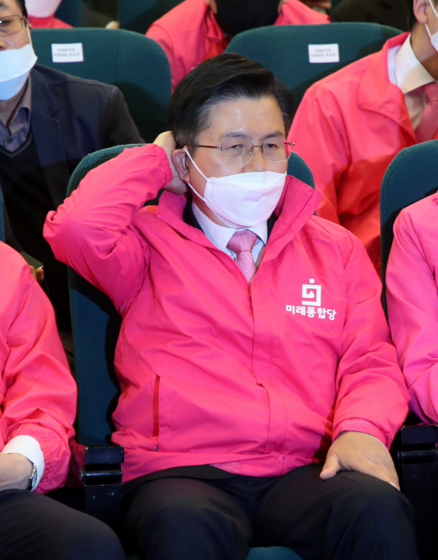 미래통합당 황교안 대표가 15일 국회도서관 강당에 마련된 개표상황실에서 개표방송을 시청하던 중 방송사 출구조사 결과에 굳은 표정을 짓고 있다. 연합뉴스