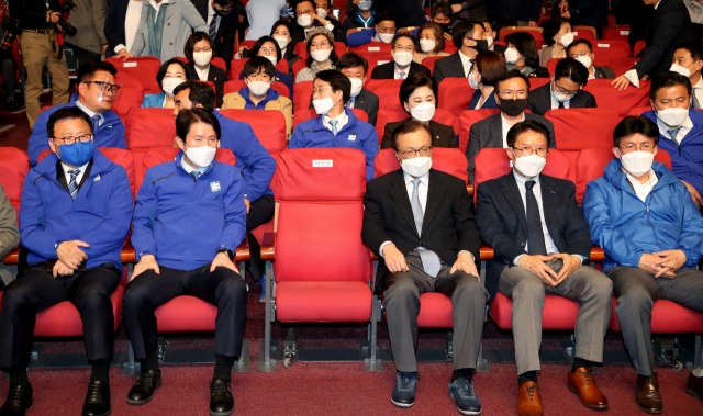 더불어민주당 이해찬 대표와 이인영 원내대표 등이 15일 오후 국회 의원회관에 마련된 당 선거상황실에서 개표방송을 지켜보고 있다. 연합뉴스