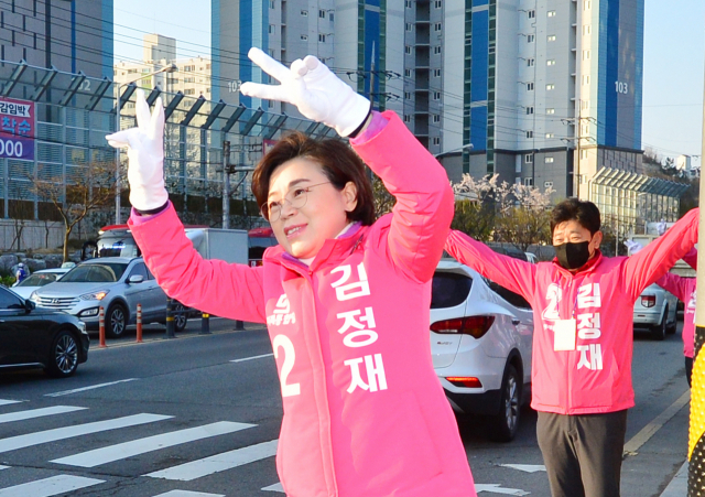 국회의원 선거운동이 시작된 2일 경북 포항시 북구 우현사거리에서 포항 북구 선거구에 출마한 미래통합당 김정재 후보가 아침 인사를 하고 있다. 연합뉴스