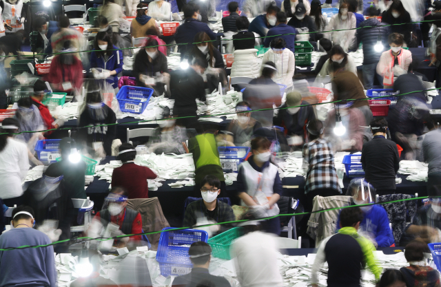 제21대 국회의원 선거일인 15일 오후 영등포 다목적 배드민턴 체육관에 마련된 개표소에서 관계자들이 개표를 하고 있다. 연합뉴스