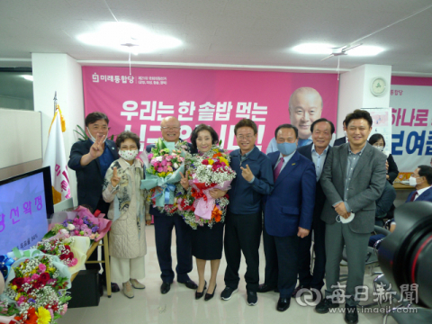 이철우 경북도지사가 의성군 의성읍 김희국 후보 선거사무실을 방문해 김주수 의성군수, 김영만 군위군수, 윤경희 청송군수, 이희진 영덕군수와 기념사진을 촬영했다. 이희대 기자