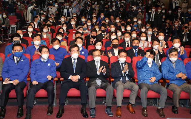 더불어민주당 이해찬, 이낙연 상임공동선대위원장과 이인영 원내대표 등이 15일 오후 국회 의원회관에 마련된 당 선거상황실에서 개표방송을 지켜보고 있다. 연합뉴스