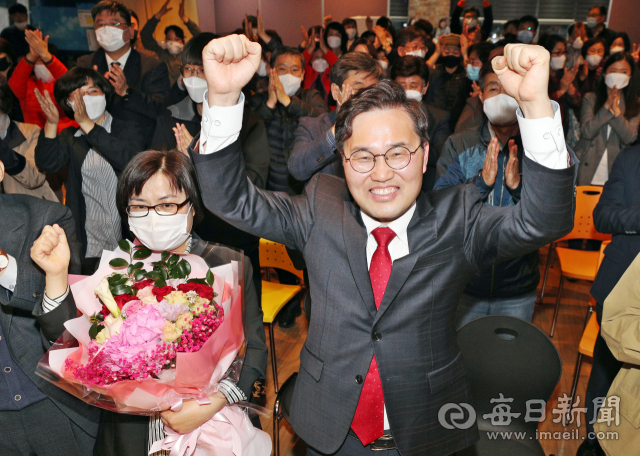 제21대 총선 대구 달서갑에서 승리한 뒤 기뻐하고 있는 미래통합당 홍석준 의원. 성일권 기자 sungig@imaeil.com