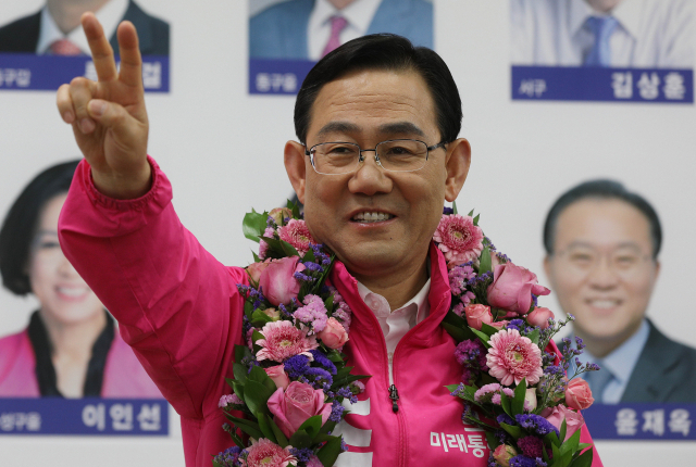 21대 총선 대구 수성갑에서 승리한 미래통합당 주호영 당선인이 15일 밤 범어동 미래통합당 대구시당에서 꽃다발을 목에 걸고 손가락으로 승리의 