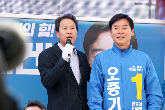 13일 경북 포항 죽도시장에서 임종석 전 대통령 비서실장이 4·15 총선 포항 북구 선거구에 출마한 더불어민주당 오중기 후보 지지 연설을 하고 있다. 연합뉴스