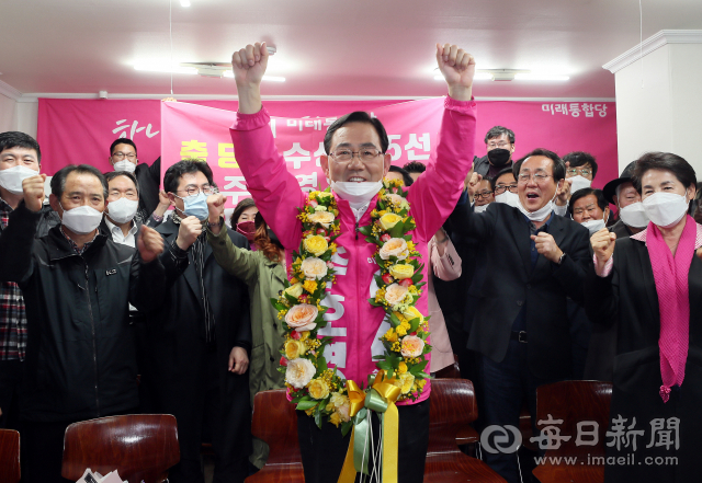 21대 총선 대구 수성갑에서 승리한 미래통합당 주호영 당선인이 15일 밤 선거사무실에서 꽃다발을 목에 걸고 환호하고 있다. 김태형 선임기자 thk@imaeil.com
