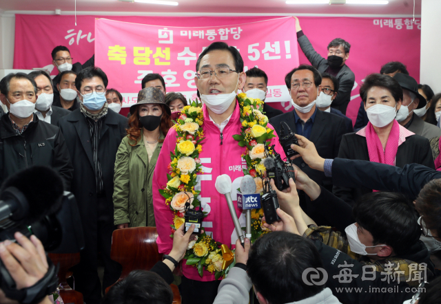 4.15 총선 대구 수성 갑에 출마해 당선된 주호영 미래통합당 후보가 15일 오후 선거사무실에서 당선 소감을 밝히고 있다. 김태형 선임기자 thk@imaeil.com