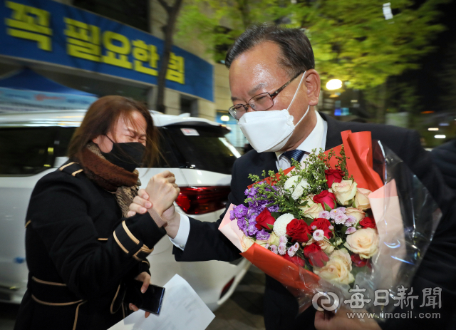 4.15 총선 대구 수성 갑에 출마해 석패한 김부겸 더불어민주당 후보가 15일 오후 울음을 터트리는 지지자를 위로하며 선거사무실을 나서고 있다. 김태형 선임기자 thk@imaeil.com