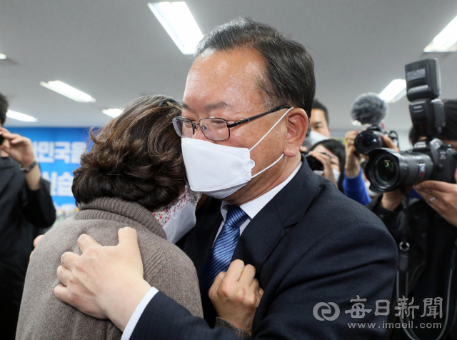 지난 2020년 21대 총선 대구 수성갑에 출마해 석패한 김부겸 더불어민주당 후보가 선거사무실에서 지지자와 포옹하며 아쉬움을 달래고 있다. 김태형 선임기자 thk@imaeil.com