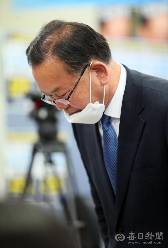 4.15 총선 대구 수성 갑에 출마해 석패한 김부겸 더불어민주당 후보가 15일 오후 선거사무실을 떠나기에 앞서 지지자들의 성원에 고개숙여 인사하고 있다. 김태형 선임기자 thk@imaeil.com