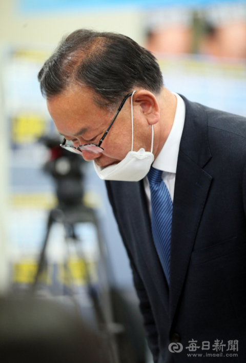 4.15 총선 대구 수성 갑에 출마해 석패한 김부겸 더불어민주당 후보가 15일 오후 선거사무실을 떠나기에 앞서 지지자들의 성원에 고개숙여 인사하고 있다. 김태형 선임기자 thk@imaeil.com