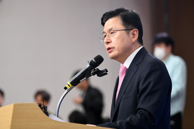 미래통합당 황교안 대표가 제21대 총선일인 15일 국회도서관 강당에 마련된 미래통합당-미래한국당 개표상황실에서 총선 결과 관련, 당대표직 사퇴를 밝히고 있다. 연합뉴스