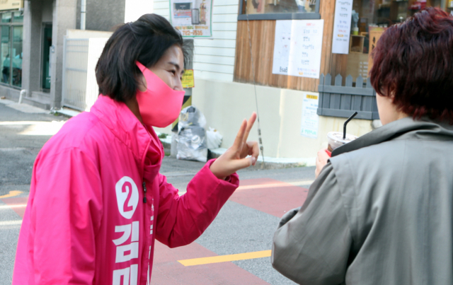지난달 31일 오후 제21대 국회의원 선거 부산 해운대구을 선거구에 출마하는 미래통합당 김미애 후보가 유권자를 만나 인사하고 있다. 연합뉴스