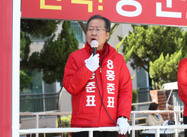 4.15 총선 투표일을 하루 앞둔 14일 오후 대구시 수성구 지산동 일대에서 수성구을에 출마한 무소속 홍준표 후보가 시민들에게 지지를 호소하고 있다. 연합뉴스