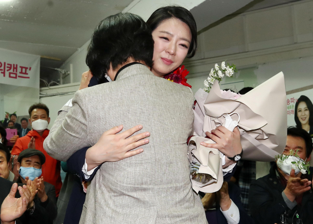 16일 제21대 국회의원선거 서울 송파을 당선이 유력한 미래통합당 배현진 후보가 송파구 선거사무소에서 당원에게 꽃다발을 받은 뒤 포옹하고 있다. 연합뉴스