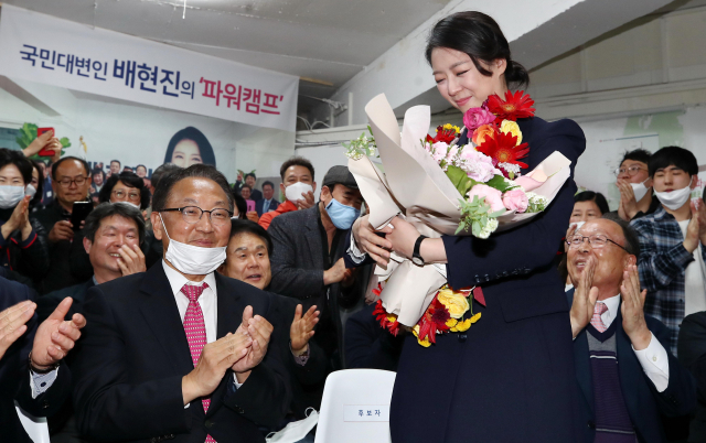 16일 제21대 국회의원선거 서울 송파을 당선이 유력한 미래통합당 배현진 후보가 송파구 선거사무소에서 꽃다발을 받은 뒤 당원들에게 인사하고 있다. 연합뉴스