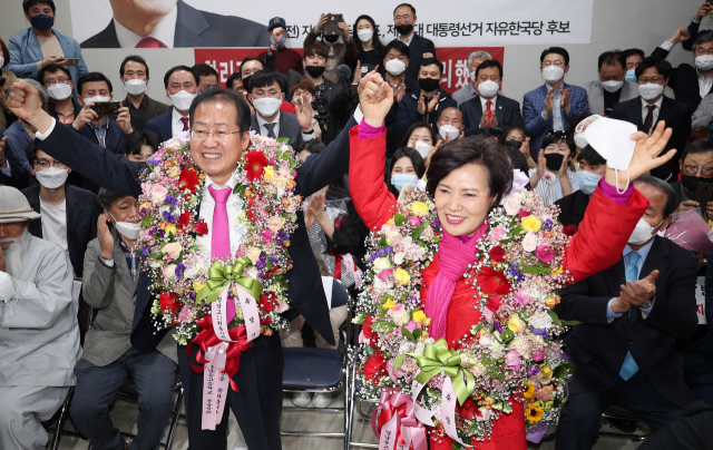 21대 총선 대구 수성을에서 승리한 무소속 홍준표 당선인이 16일 두산동 선거사무실에서 꽃다발을 목에 걸고 환호하고 있다. 김영진 기자 kyjmaeil@imaeil.com