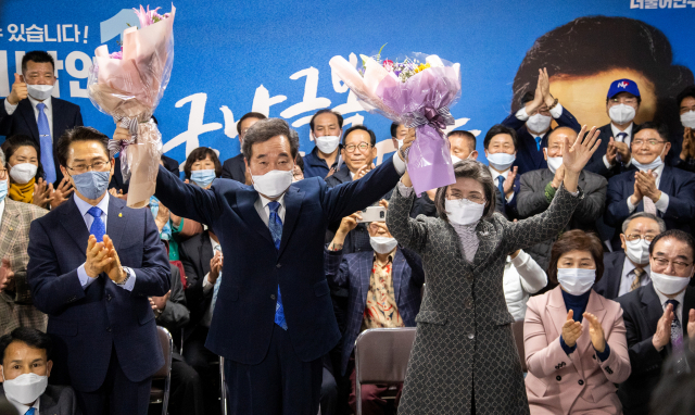 더불어민주당 이낙연 서울 종로구 국회의원 후보가 15일 선거사무소 상황실에서 21대 국회의원선거 당선이 확실시되자 부인 김숙희 여사와 꽃다발을 들고 있다. 연합뉴스