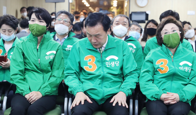 민생당 손학규 상임선대위원장이 15일 오후 서울 여의도 당사에서제21대 국회의원선거 출구조사 결과를 지켜보다 고개를 숙이고 있다. 연합뉴스