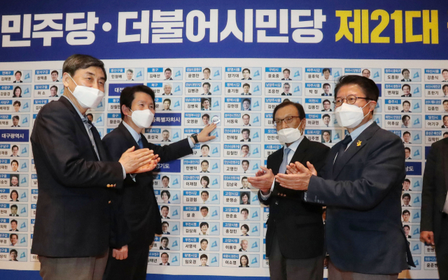 더불어민주당 이해찬 대표(오른쪽 두번째)가 15일 오후 국회 의원회관에 마련된 당 선거상황실에서 제21대 국회의원 선거 종합상황판에 당선 스티커를 붙이고 있다. 왼쪽부터 더불어시민당 이종걸 상임선대위원장, 더불어민주당 이인영 원내대표, 이해찬 대표, 더불어시민당 우희종 공동상임선대위원장. 연합뉴스
