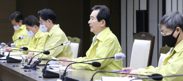정세균 국무총리(오른쪽 두번째)가 16일 오전 세종시 정부세종청사에서 열린 신종 코로나바이러스 감염증(코로나19) 대응 중앙재난안전대책본부 회의에서 발언하고 있다. 연합뉴스