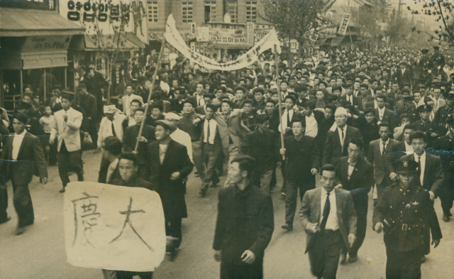 1960년 4월 20일 경북대생 2천여 명이 스크럼을 짜고 교문을 뛰쳐나와 가두시위에 나서 중앙로, 남문시장을 돌아 도청광장에 진입했다. 매일신문 DB