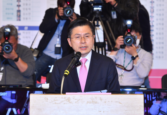 제21대 총선에서 패배한 미래통합당 황교안 대표가 15일 국회도서관 강당에 마련된 미래통합당-미래한국당 개표상황실에서 사퇴를 밝히고 있다. 연합뉴스