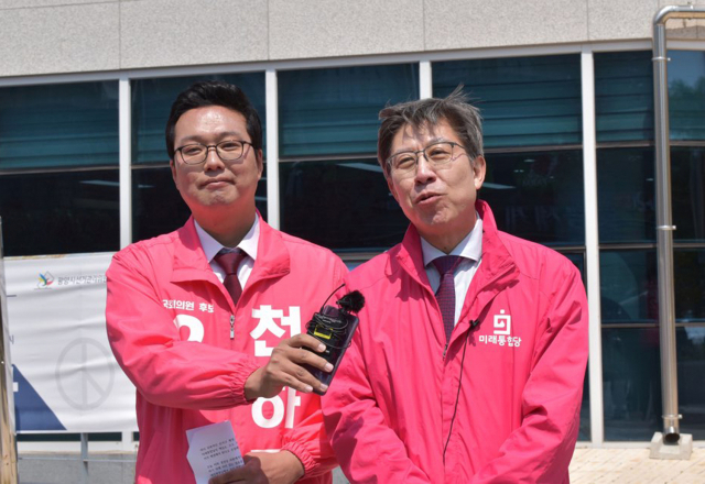 천하람(왼쪽) 순천·광양·곡성·구례 갑 미래통합당 후보와 박형준 통합당 공동선대위원장이 지난 9일 오후 전남 순천시 해룡면 행정복지센터에서 순천시 선거구 획정 문제에 대해 입장을 밝히고 있다. 연합뉴스
