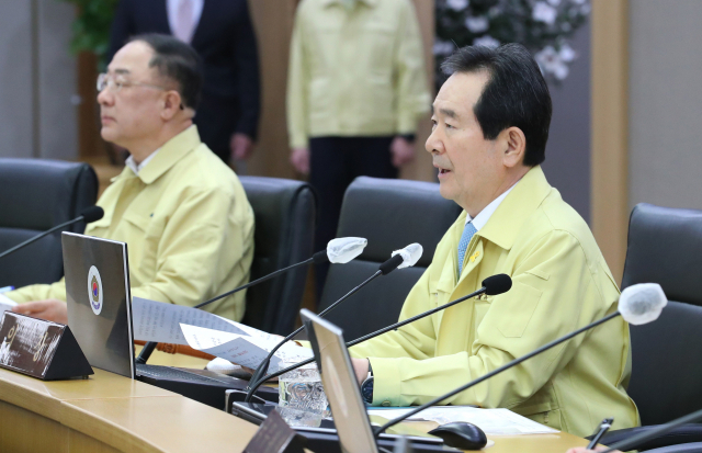 정세균 국무총리가 16일 오전 세종시 정부세종청사에서 열린 임시 국무회의에서 발언하고 있다. 왼쪽은 홍남기 경제부총리 겸 기획재정부 장관. 연합뉴스