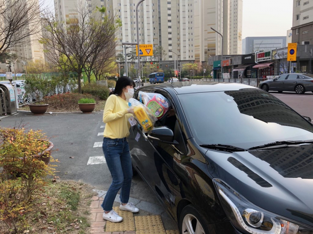 대구동구육아종합지원센터 직원이 차를 타고 온 회원에게 장난감을 대여해주고 있다. 동구청 제공
