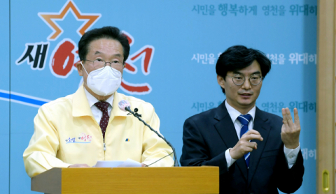 최기문 영천시장이 16일 코로나19 재난긴급생활비 지원 확대 범위와 시행 내용을 설명하고 있다. 영천시 제공