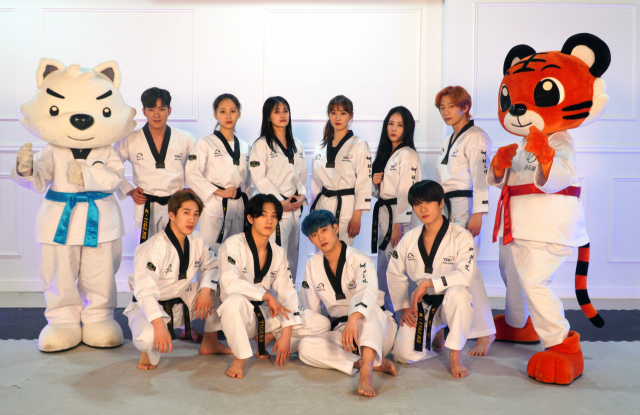 태권도진흥재단과 문화체육관광부가 코로나19 여파로 경영난에 처한 태권도장을 지원하고, 집에서도 태권도를 수련할 수 있도록 다양한 태권도 콘텐츠 영상을 제작해 공개한다고 16일 밝혔다. K타이거즈 제로와 태권도원 마스코트 태랑·진진이 포즈를 취하고 있다. 태권도진흥재단 제공