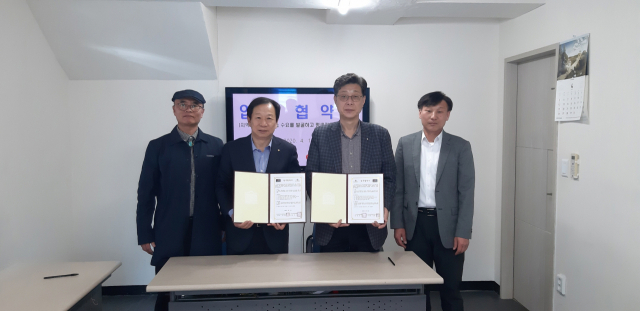 사)디자인정책연구원 회의실에서 진행된 대구과학대와 사)디자인정책연구원 간의 업무협약식에서 참석자들이 기념촬영을 하고 있다. 대구과학대 제공