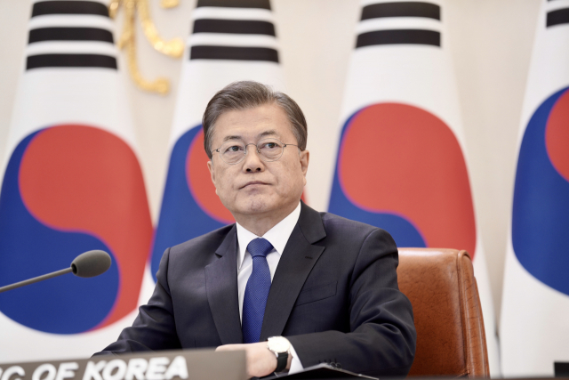 문재인 대통령이 14일 오후 청와대 집무실에서 코로나19 대응을 위한 