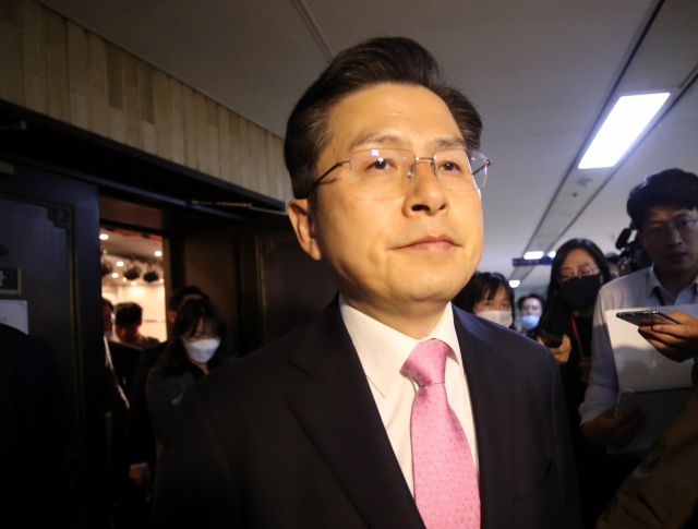 미래통합당 황교안 대표가 제21대 총선일인 지난 15일 국회도서관 강당에 마련된 미래통합당-미래한국당 개표상황실에서 총선 결과 관련, 당대표직 사퇴를 밝힌 후 이동하고 있다. 연합뉴스