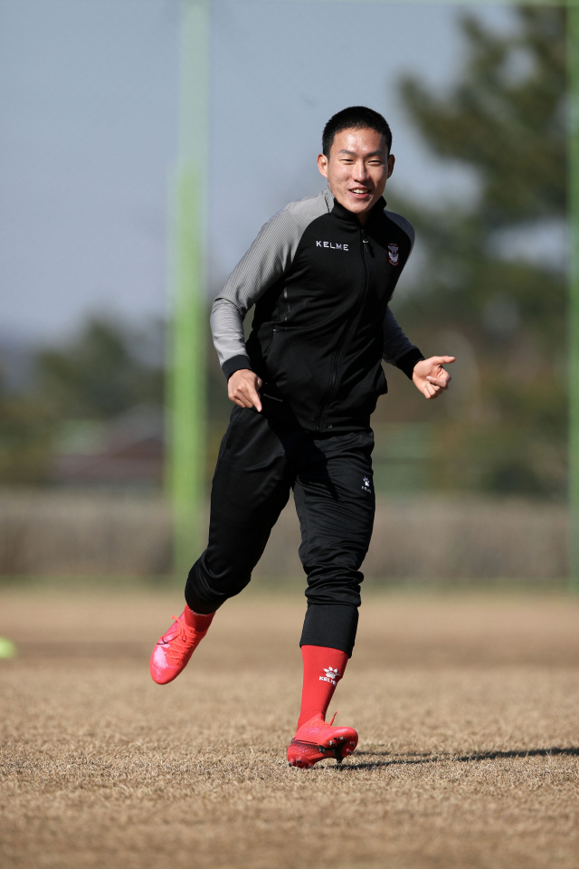 27세의 베테랑(?) 신병인 안태현(상주상무)이 1부리그 데뷔를 앞두고 16일 상주시민운동장에서 구슬땀을 흘리고 있다. 상주상무 제공.