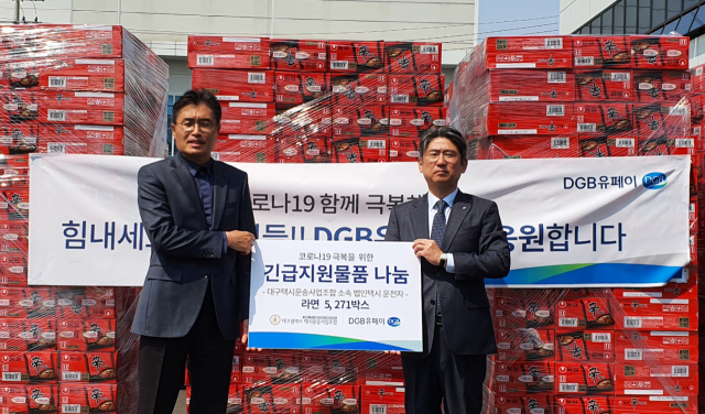 김기철 대구택시운송사업조합 이사장(좌)과 소근 DGB유페이 대표. =대구은행 제공