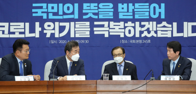 더불어민주당 송영길 공동선대위원장(왼쪽부터), 이낙연, 이해찬 상임선대위원장과 이인영 공동선대위원장이 16일 오전 서울 여의도 국회에서 열린 대한민국미래준비선거대책위원회의에서 이야기하고 있다. 연합뉴스