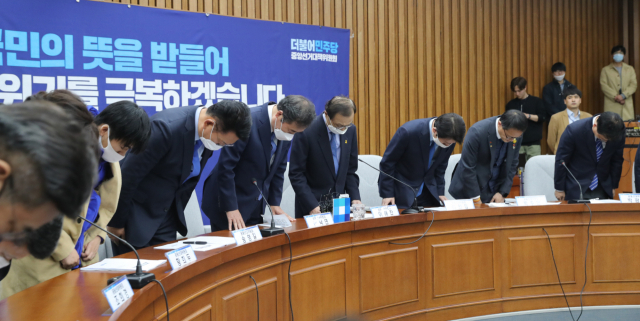 더불어민주당 이낙연-이해찬 상임선대위원장과 이인영 공동선대위원장 등이 16일 오전 서울 여의도 국회에서 열린 대한민국미래준비선거대책위원회의에서 국민에게 감사인사를 하고 있다. 연합뉴스