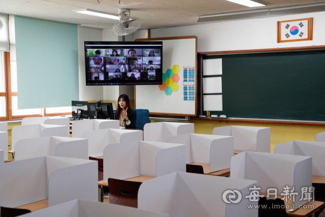 전국 초중고교 학생들의 2차 온라인 개학이 실시된 16일 오전 대구 동도초등학교 6학년 1반 담임교사가 교실 모니터를 통해 학생들과 인사를 나누고 있다. 우태욱 기자 woo@imaeil.com
