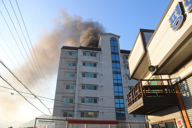 지난 1월 청도읍 고수리 한 빌라 옥상에서 불이 난 현장 모습. 명예119 요원이 신속한 신고와 현장조치로 큰 피해를 막았다. 청도소방서 제공
