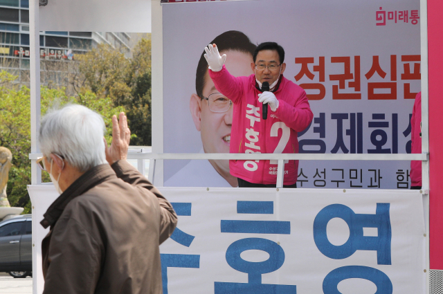 대구 수성갑 미래통합당 주호영 당선인이 16일 오전 수성구 범어네거리에서 시민들에게 감사의 인사를 하고 있다. 김영진 기자 kyjmaeil@imaeil.com