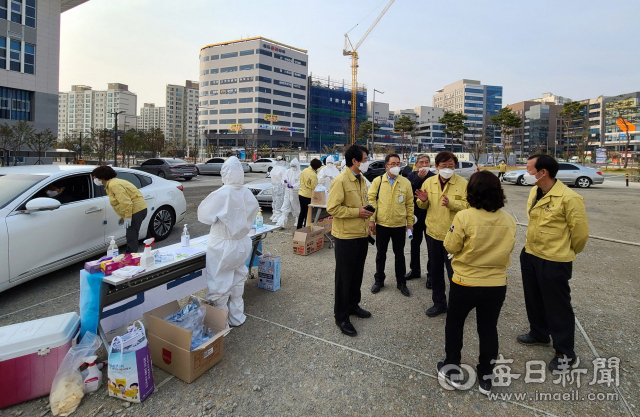 안동시는 예천발 코로나19 확진 사례가 도청 신도시로 확산되는 등 지역사회 감염이 현실화되면서 지역과 상관없이 확산방지를 위해 접촉자 검채 체취에 들어가면서 도청 신도시에 선별진료소를 설치하고 드라이브스루 방식의 검채 체취에 나서고 있다. 안동시 제공