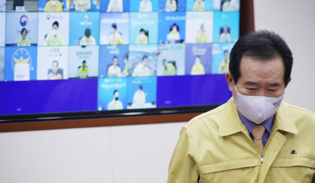 정세균 국무총리가 17일 오전 정부서울청사 영상회의실에서 열린 신종 코로나바이러스 감염증(코로나19) 대응 중앙재난안전대책본부 회의에 참석하고 있다. 연합뉴스