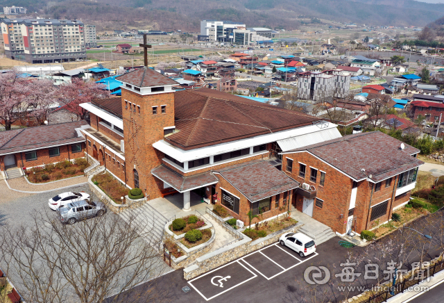 군위읍이 훤히 내려다보이는 언덕 위에 자리한 군위성당. 향교와 유림회관, 교회도 이웃해 있다. 김태형 선임기자 thk@imaeil.com