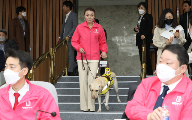 시각장애 피아니스트인 미래한국당 김예지 후보가 안내견 조이와 함께 1일 오전 서울 여의도 국회에서 열린 미래한국당 선거대책회의에 참석하고 있다. 연합뉴스