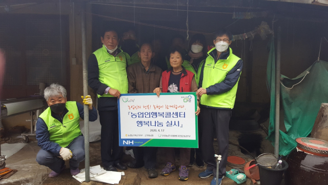 농협중앙회 군위군지부와 군위농협 관계자들이 17일 군위군의 한 농가를 찾아 도배와 장판, 전등 교체 등봉사활동을 펼쳤다. 농협 군위군지부 제공