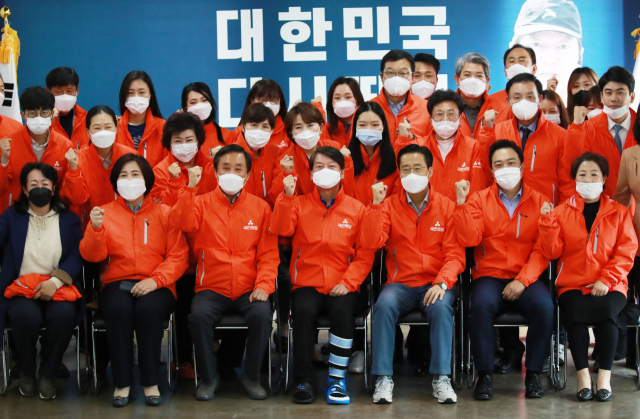국민의당 안철수 대표가 17일 오전 서울 마포구 국민의당 서울시당 사무실에서 열린 선거대책위원회 해단식에서 당원들과 함께 기념촬영을 하고 있다. 연합뉴스